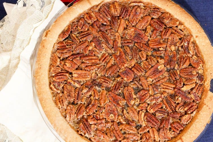 traditional-pecan-pie-perfect-end-christmas-dinner